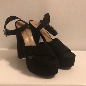 Platform Black Pumps